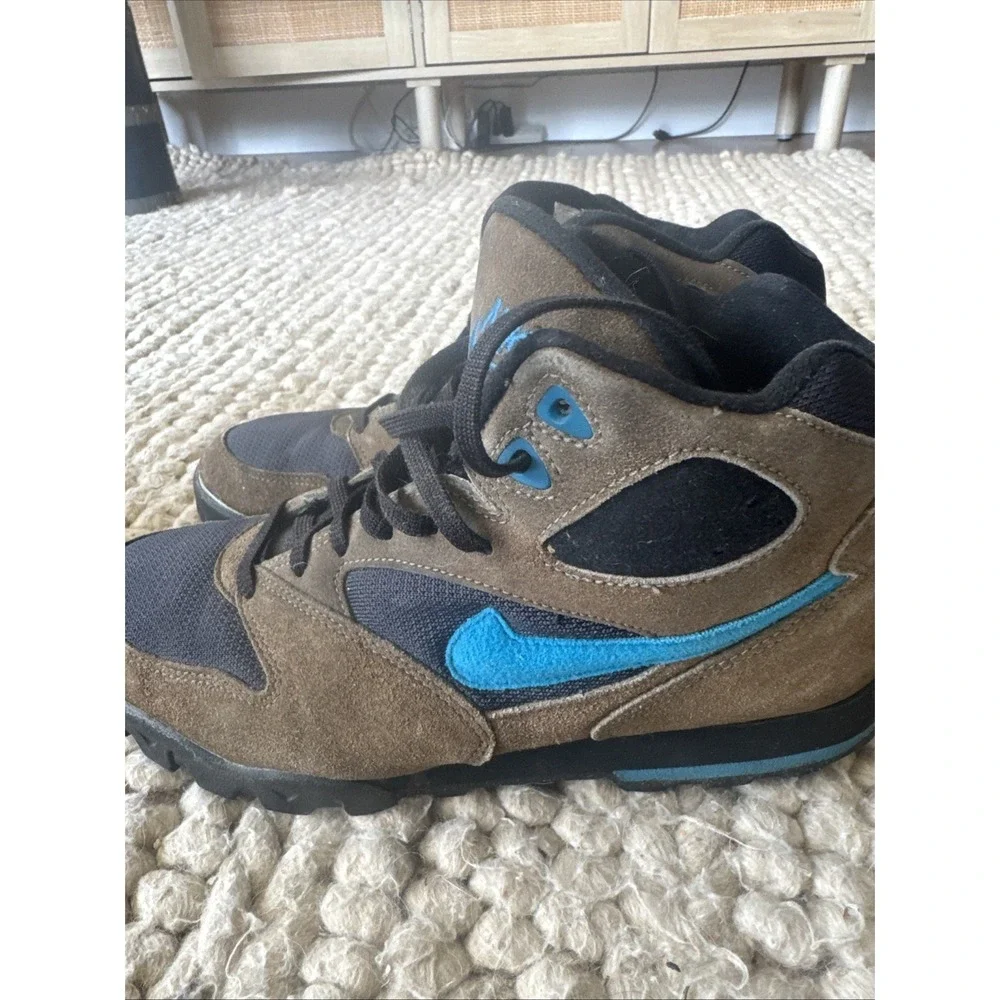 Nike Hikers Size 9 Unisex With Nike Hiker Guy Hat Combo Deal